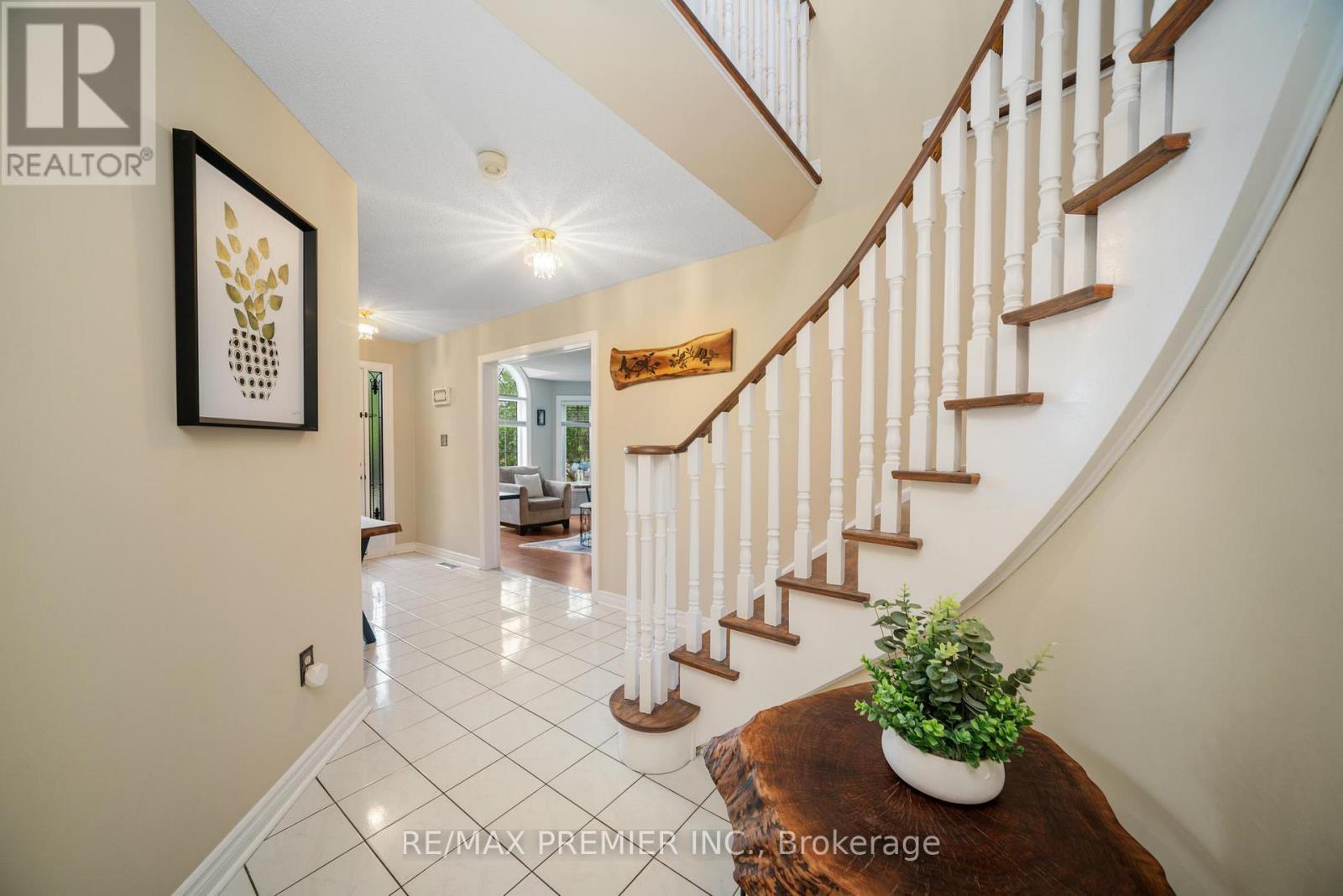 Photo 8 of 618 Ponting Place, Newmarket ON