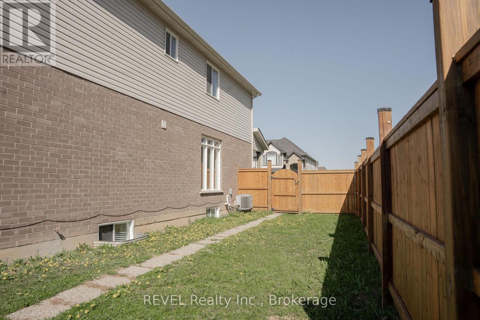 Photo 4 of Upper 6739 Sam Iorfida Drive, Niagara Falls ON