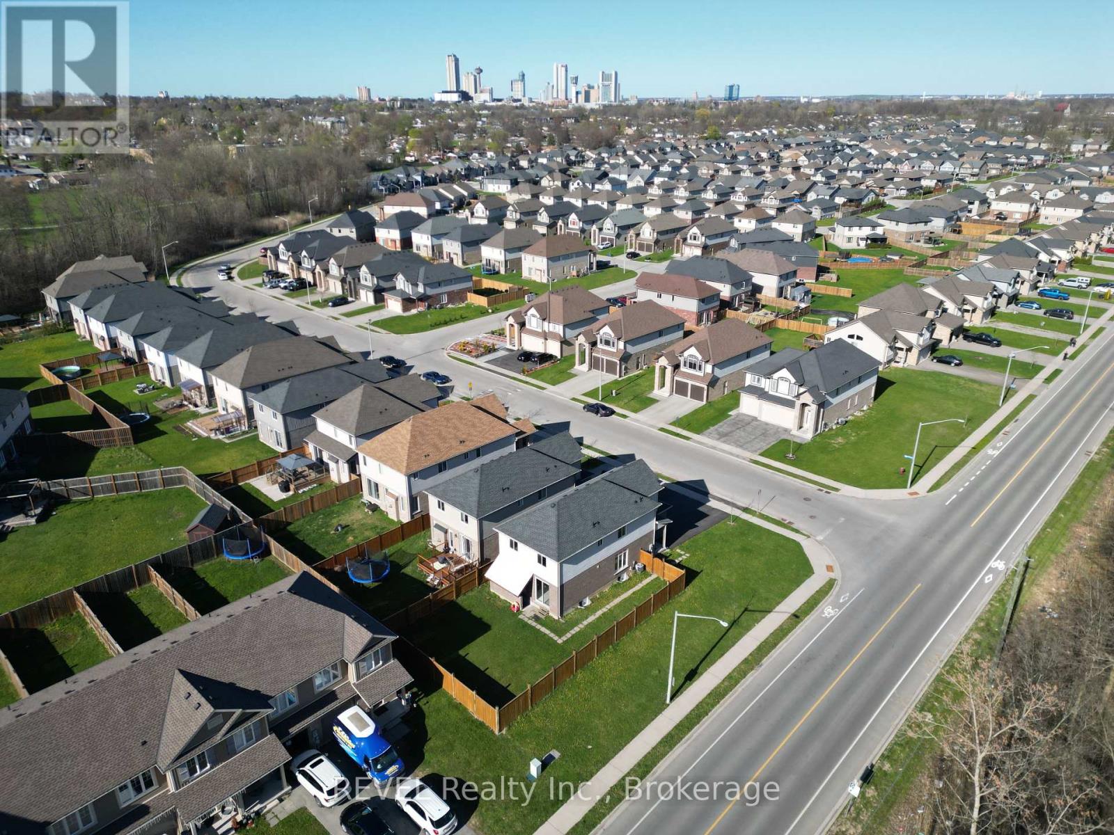 Photo 3 of Upper 6739 Sam Iorfida Drive, Niagara Falls ON