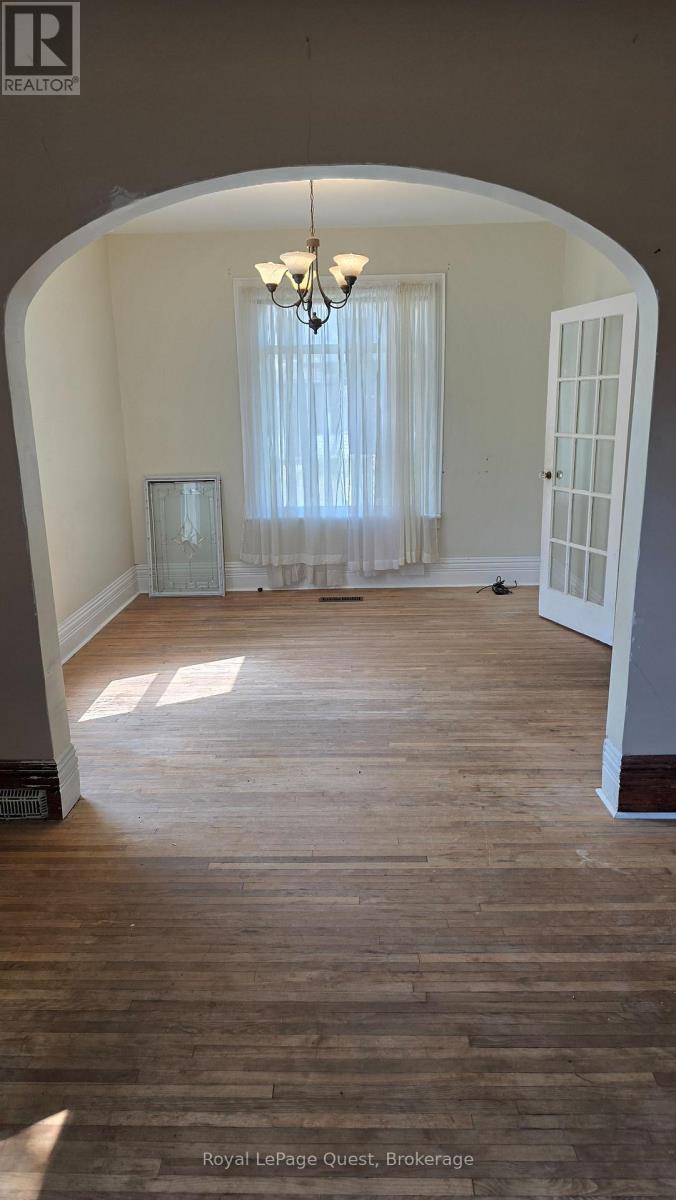Photo 4 of 699 Quebec Street, Midland ON