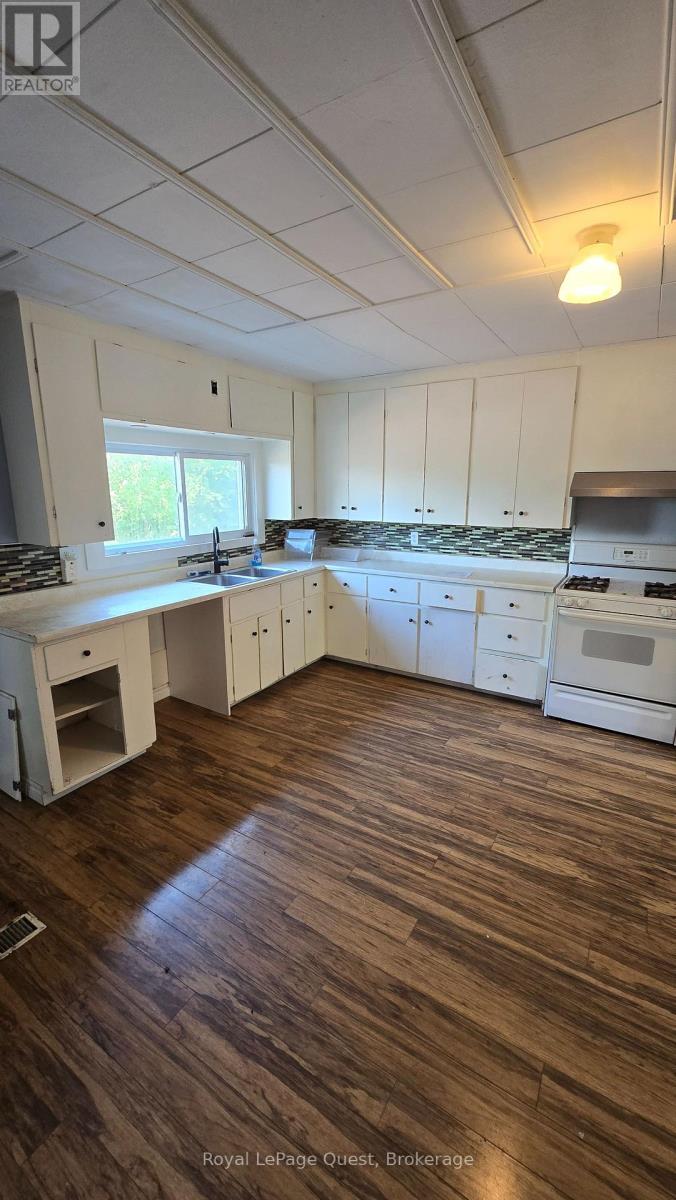 Photo 11 of 699 Quebec Street, Midland ON