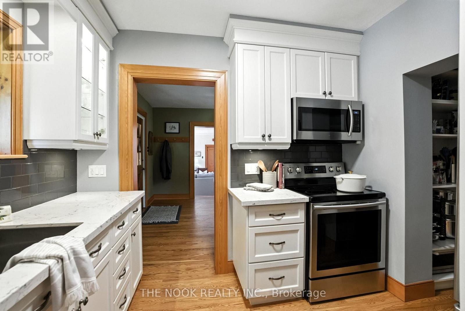 Photo 17 of 1009 Centre Street S, Whitby ON
