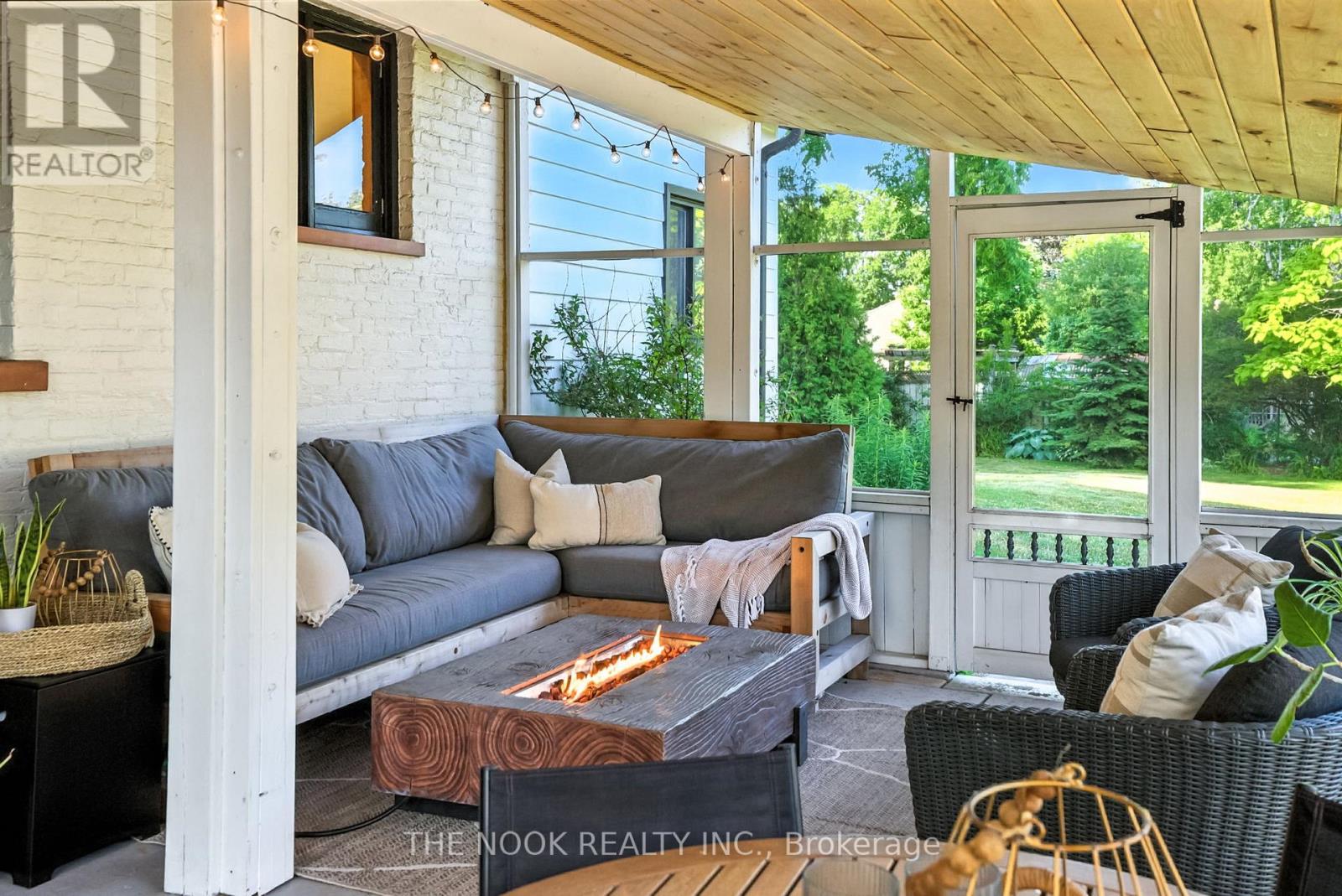 Photo 33 of 1009 Centre Street S, Whitby ON