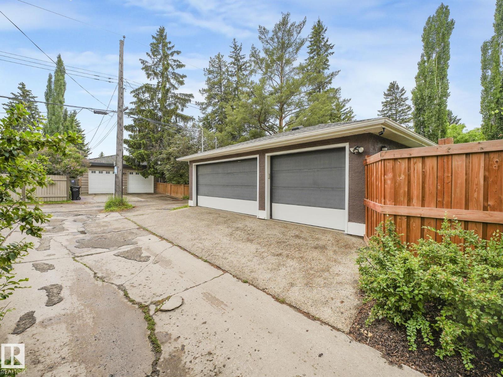 Photo 22 of 13833 Summit Dr Nw, Edmonton AB