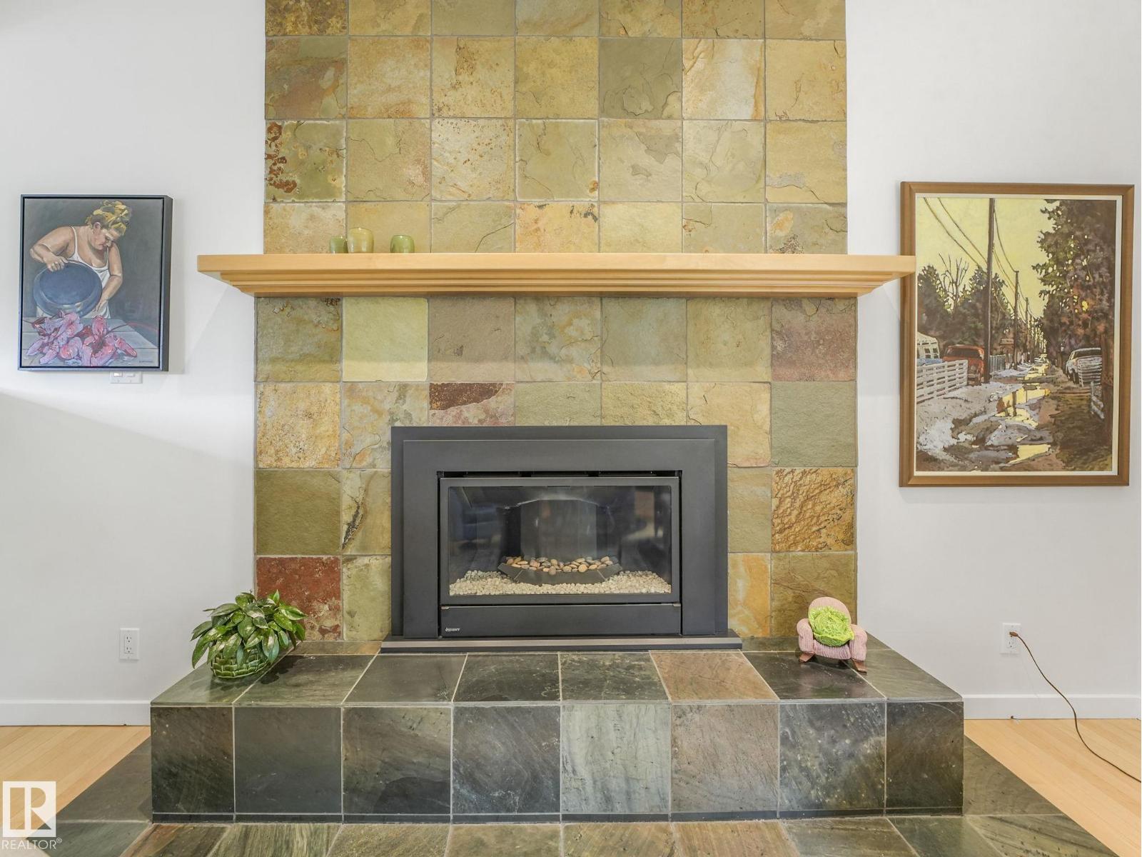Photo 2 of 13833 Summit Dr Nw, Edmonton AB