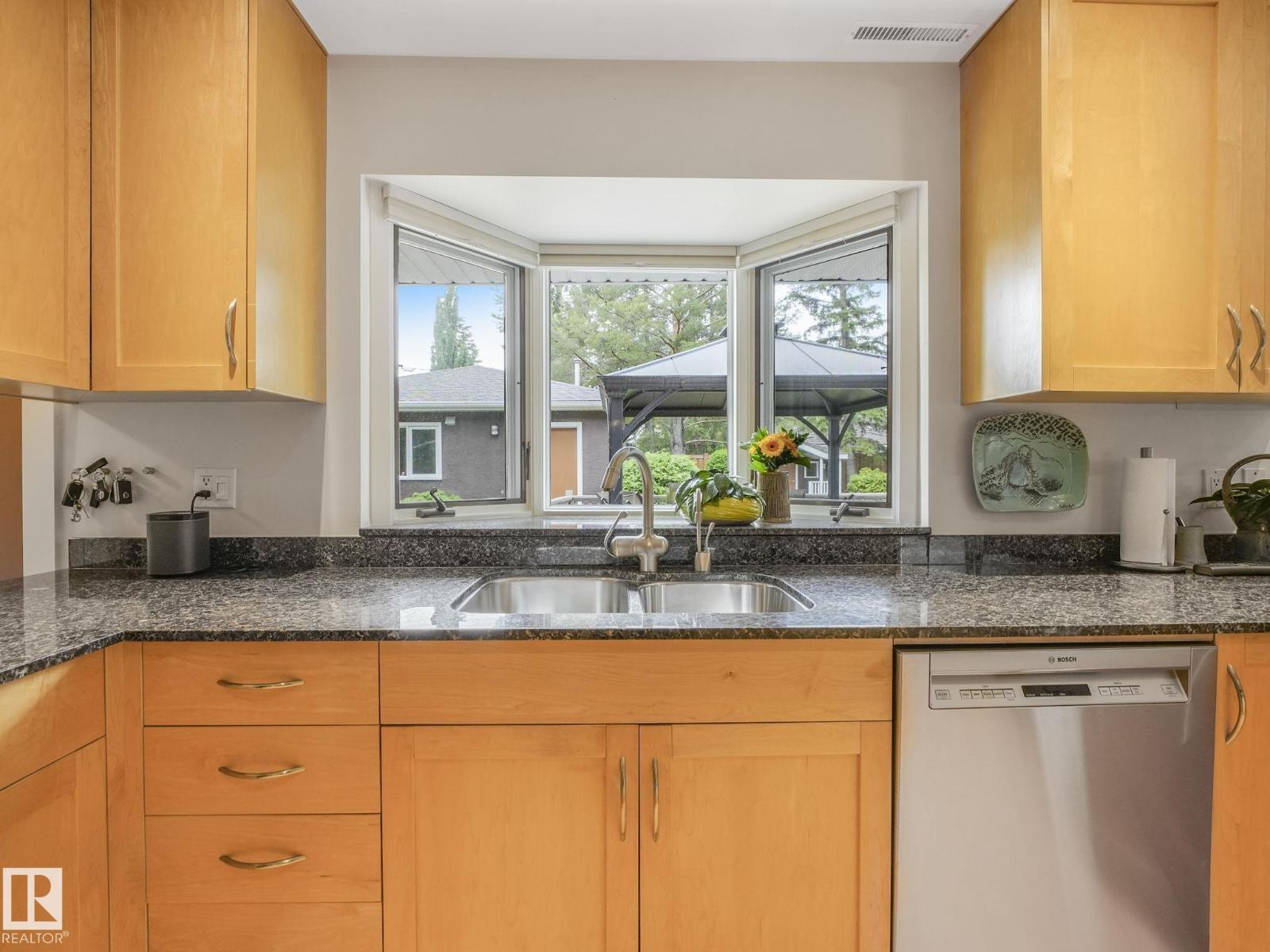 Photo 5 of 13833 Summit Dr Nw, Edmonton AB