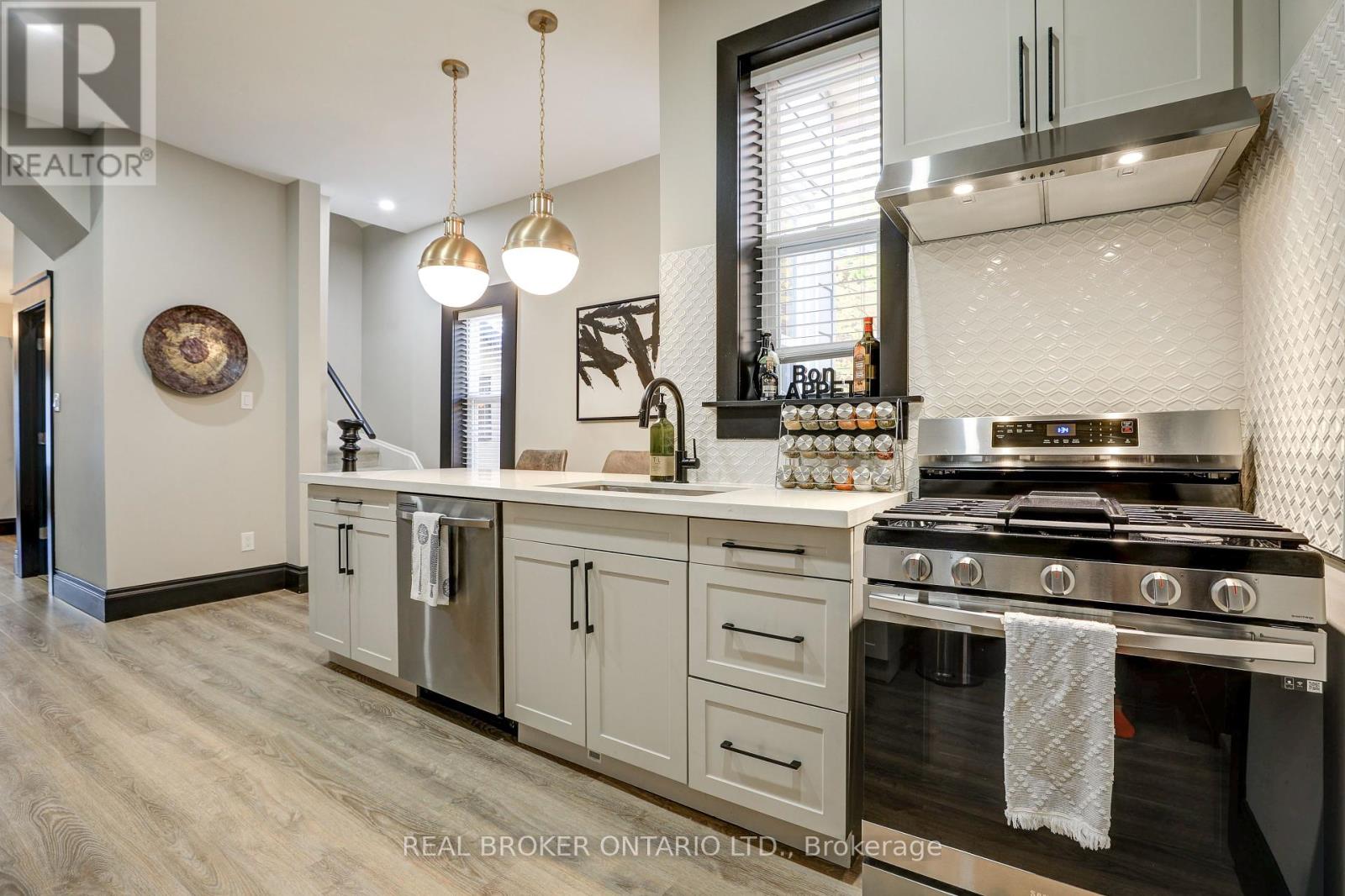 Photo 33 of 10 York Street, Orangeville ON