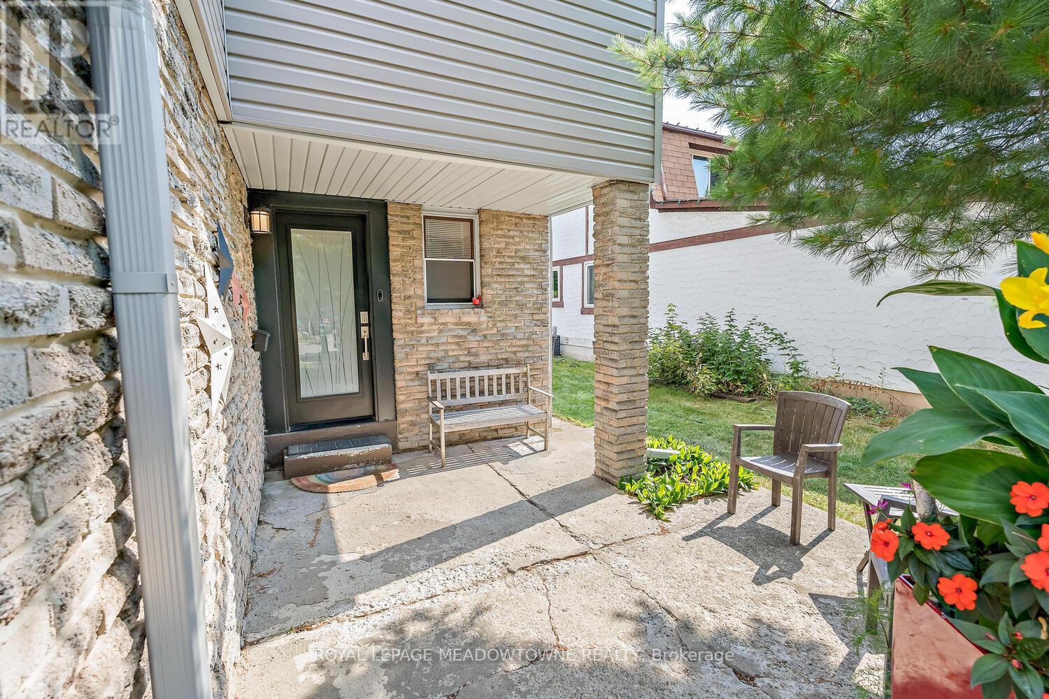 Photo 2 of 6963 Pamplona Mews, Mississauga ON