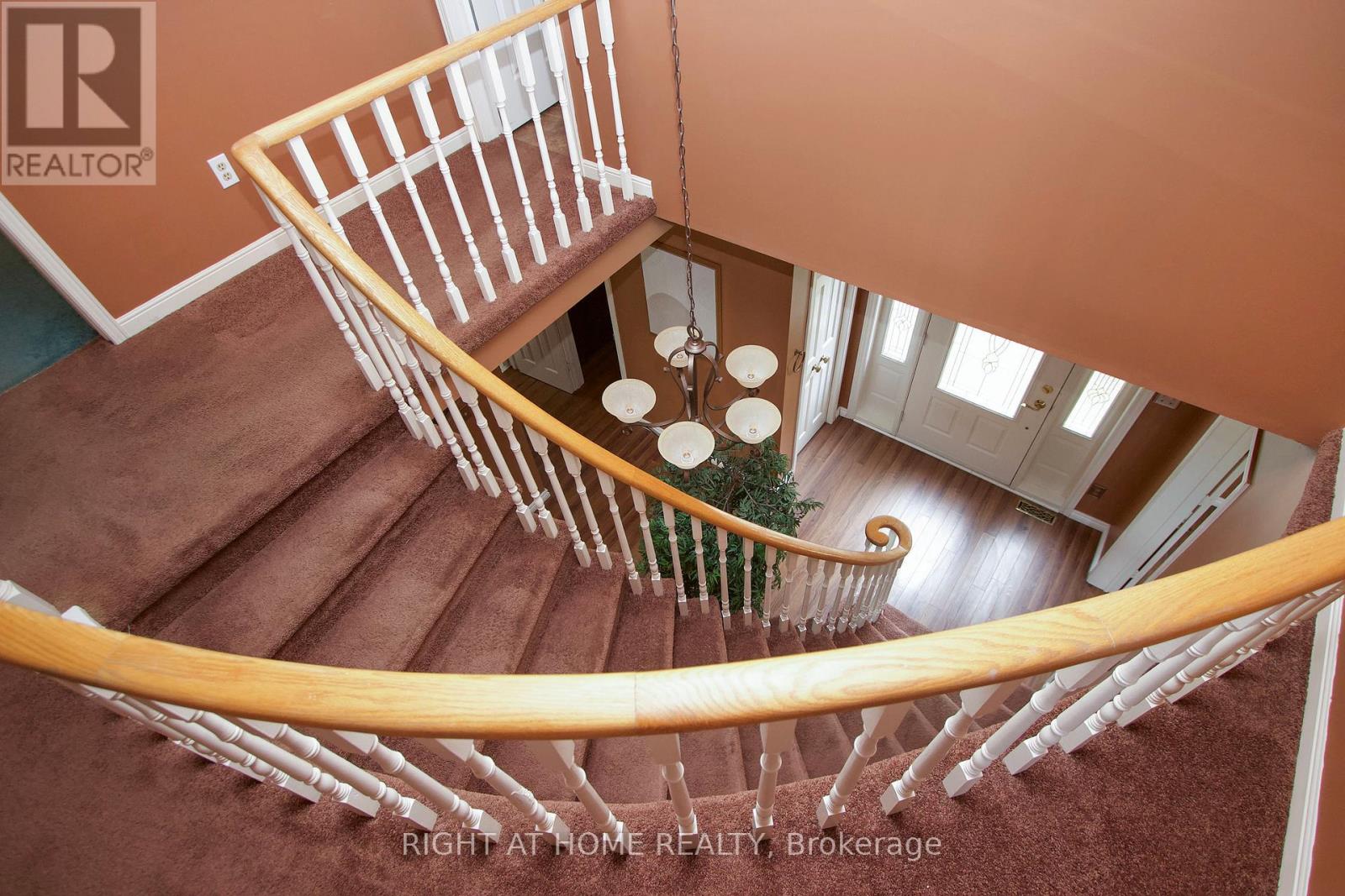 Photo 21 of 102 Hialeah Crescent, Whitby ON