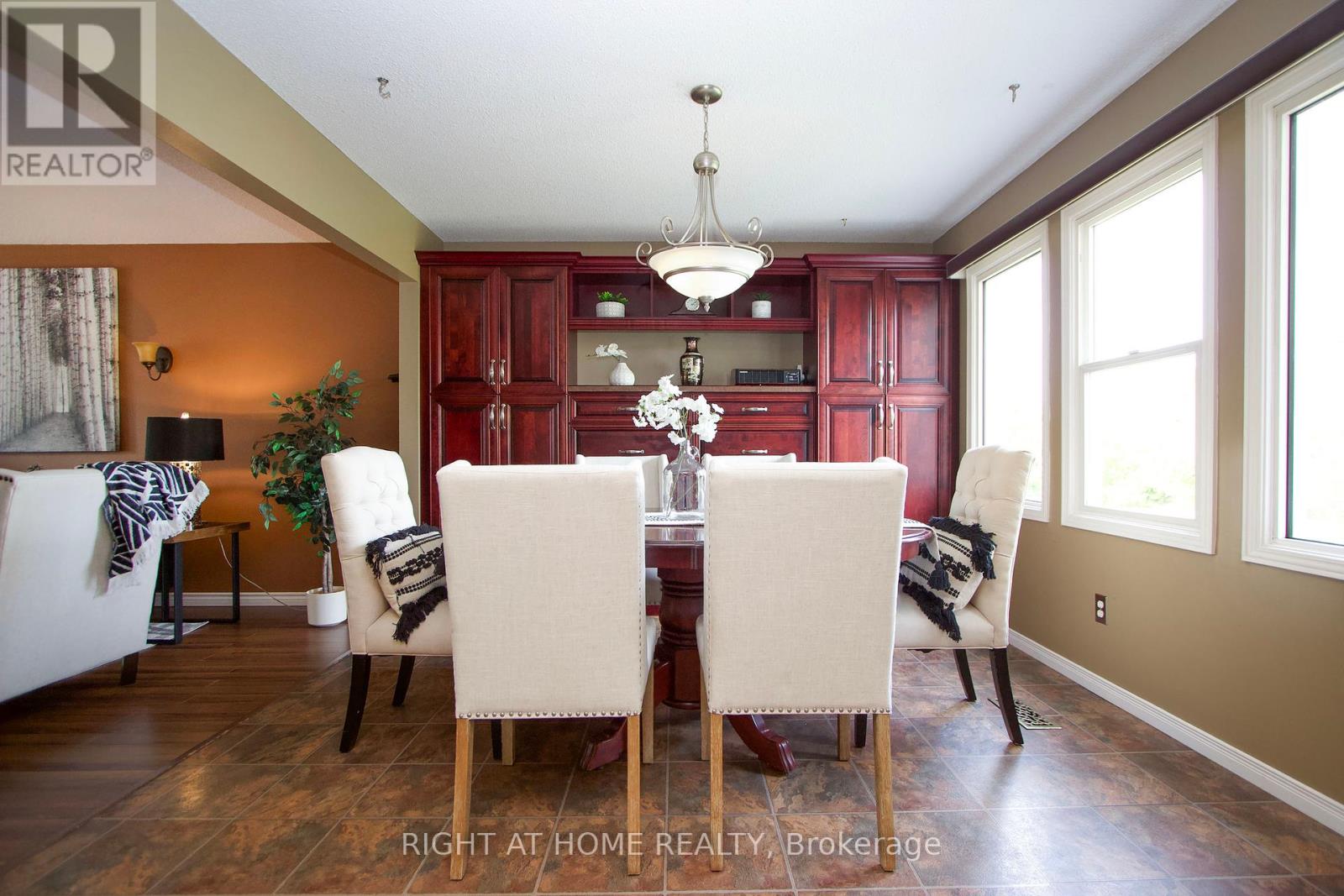 Photo 47 of 102 Hialeah Crescent, Whitby ON