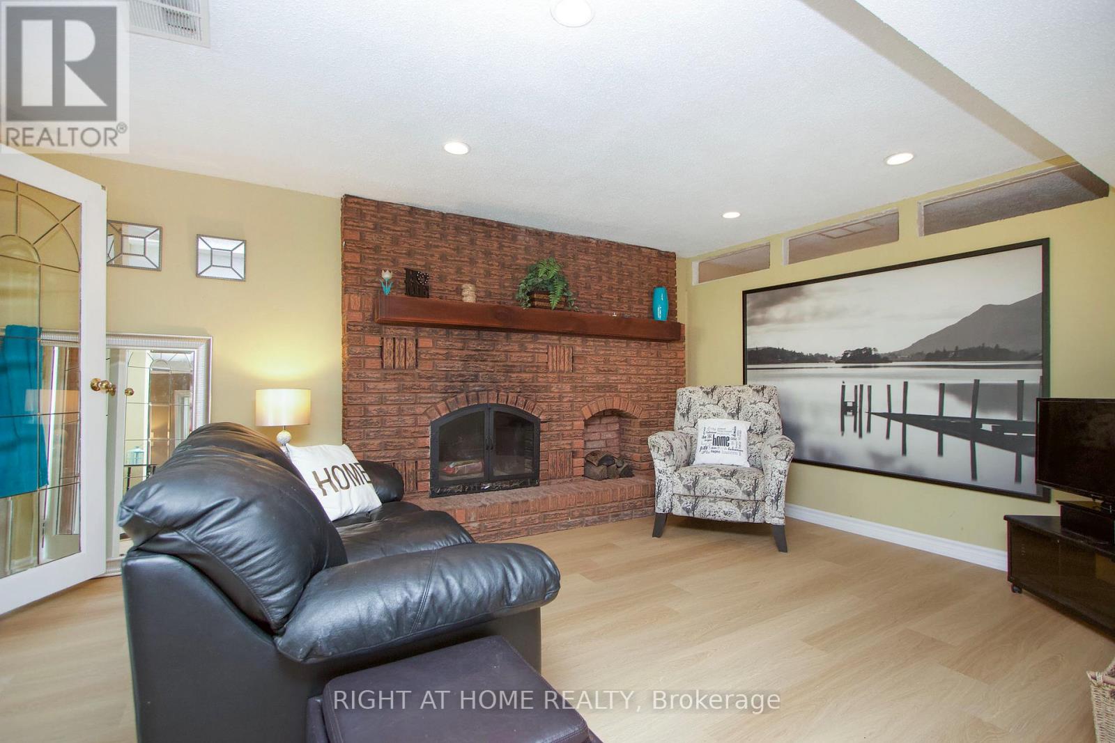 Photo 5 of 102 Hialeah Crescent, Whitby ON
