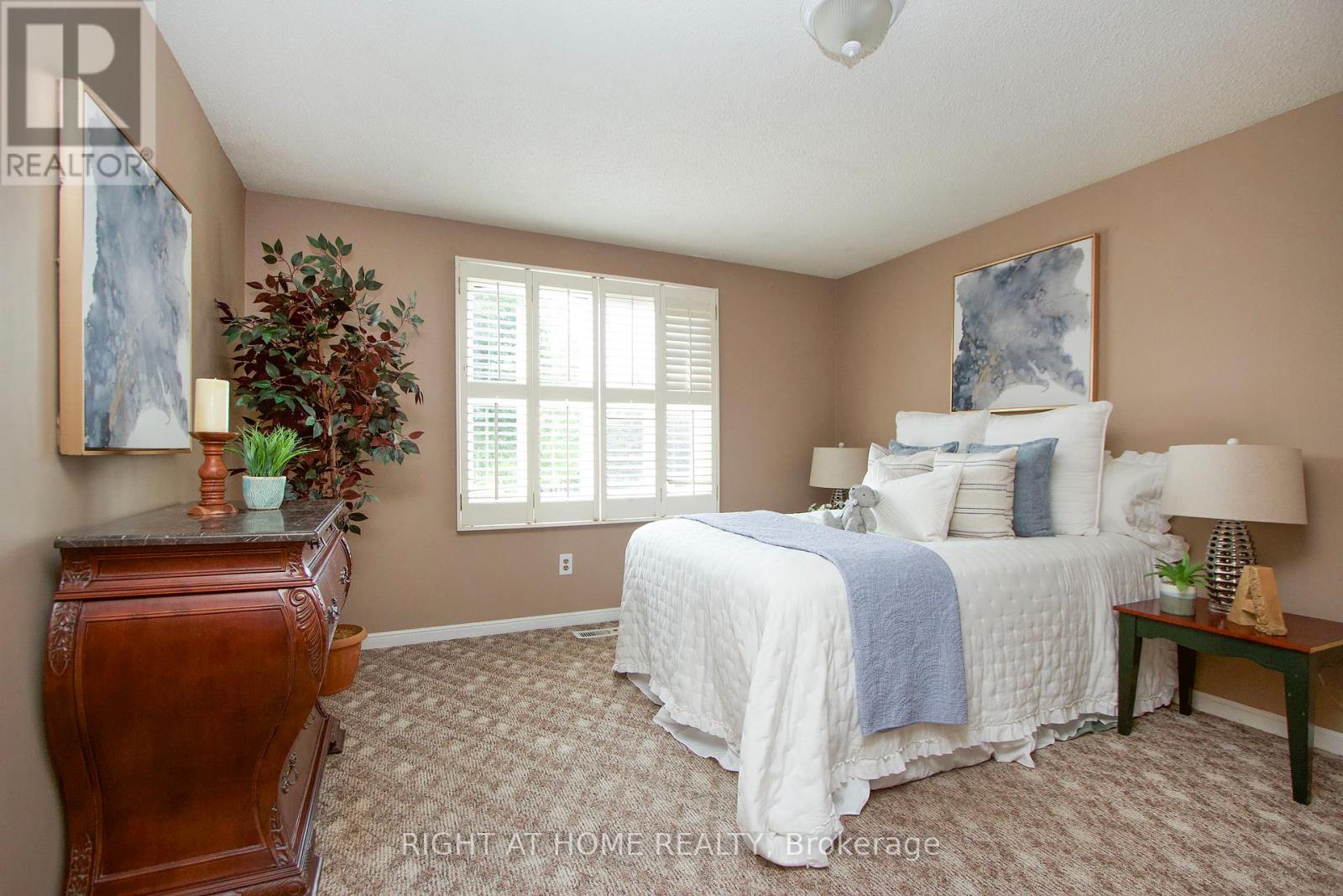 Photo 39 of 102 Hialeah Crescent, Whitby ON
