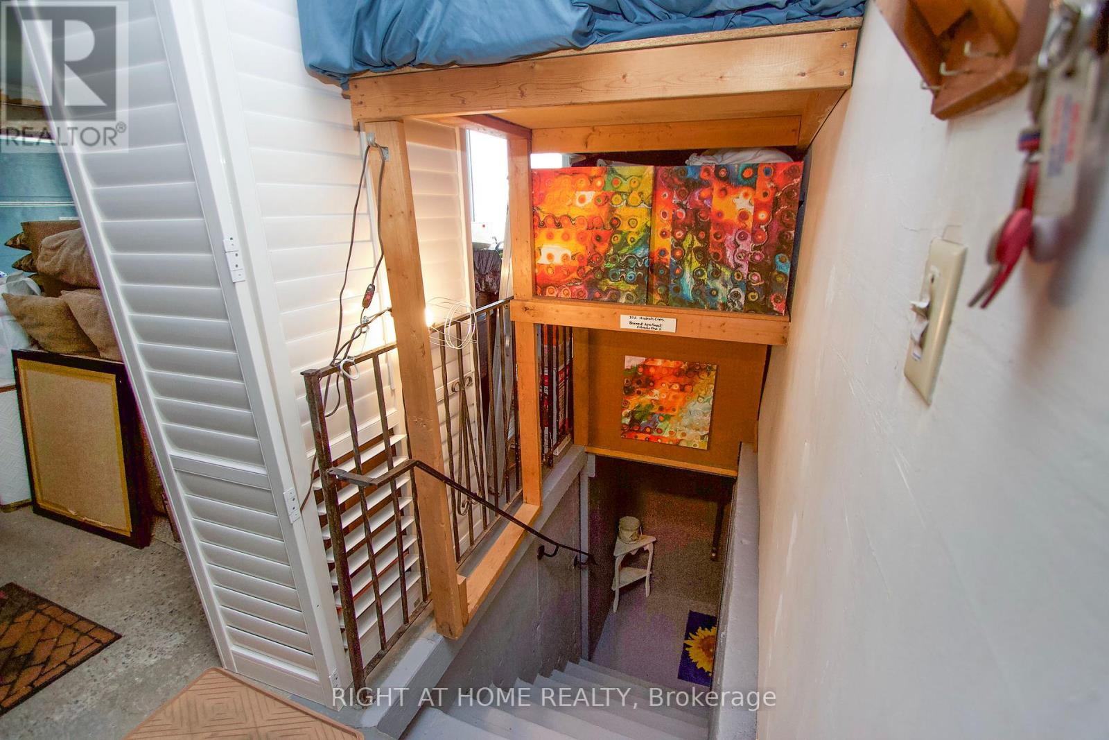 Photo 7 of 102 Hialeah Crescent, Whitby ON