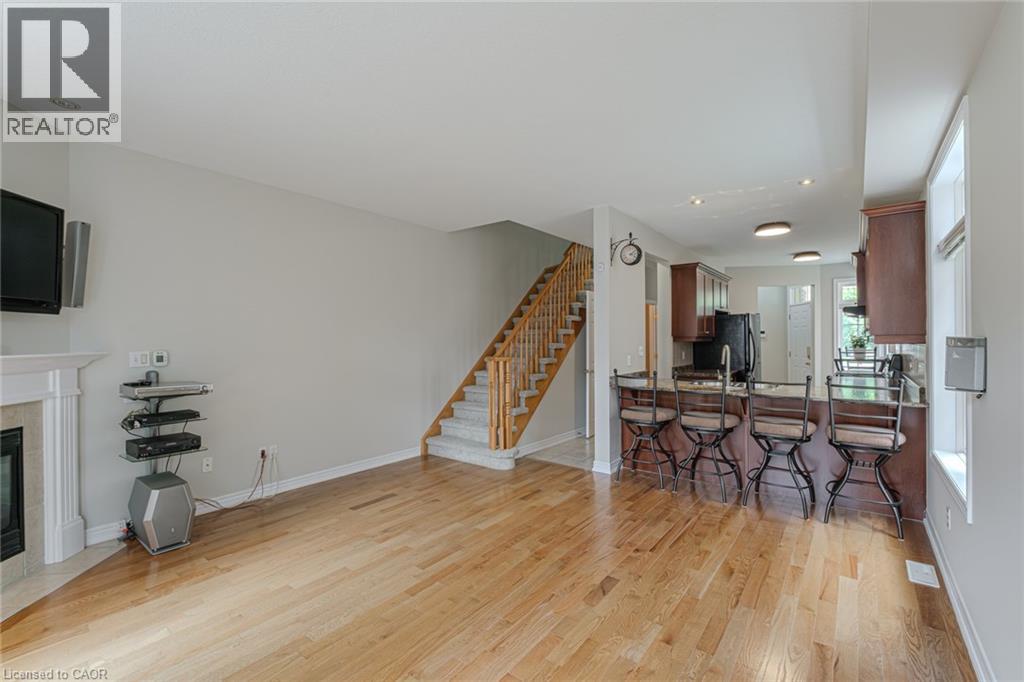 Photo 23 of 18 Sunnycroft Court, Waterdown ON