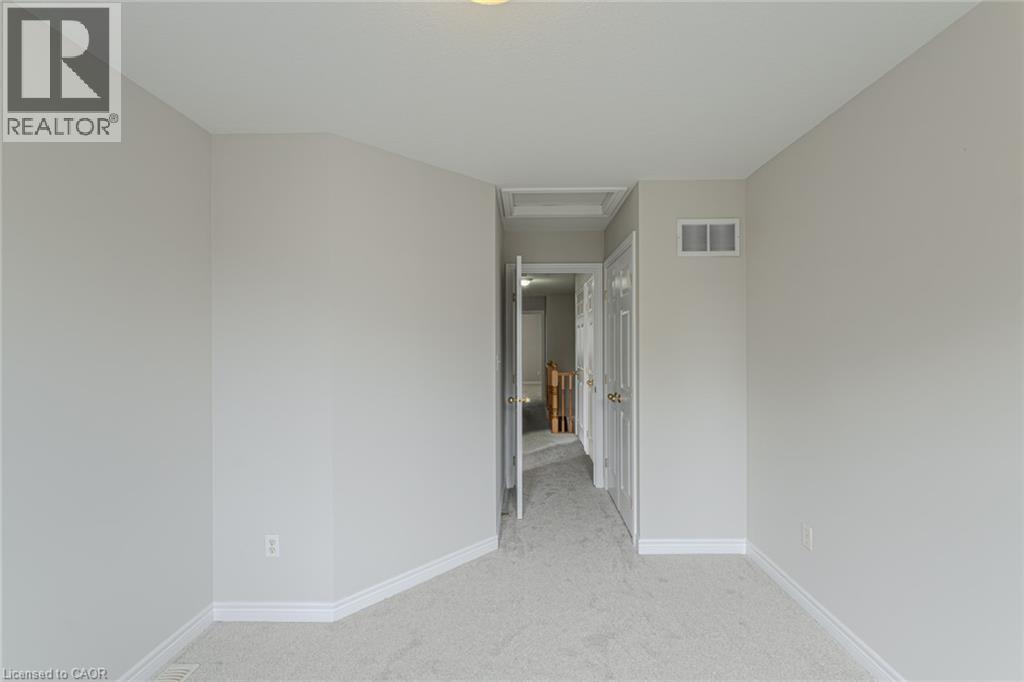 Photo 3 of 18 Sunnycroft Court, Waterdown ON
