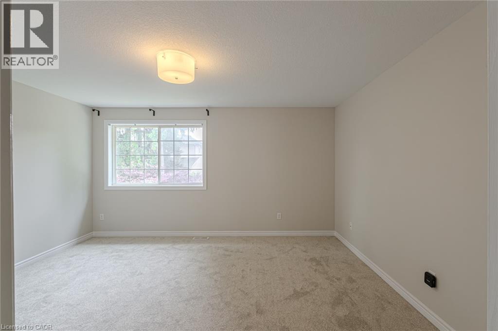 Photo 2 of 18 Sunnycroft Court, Waterdown ON