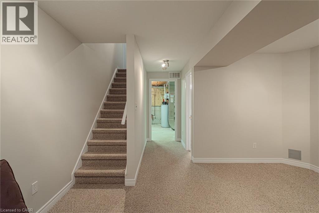 Photo 8 of 18 Sunnycroft Court, Waterdown ON
