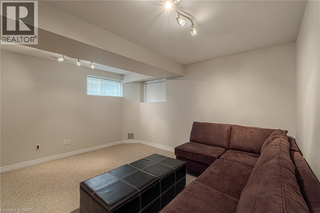 Photo 32 of 18 Sunnycroft Court, Waterdown ON