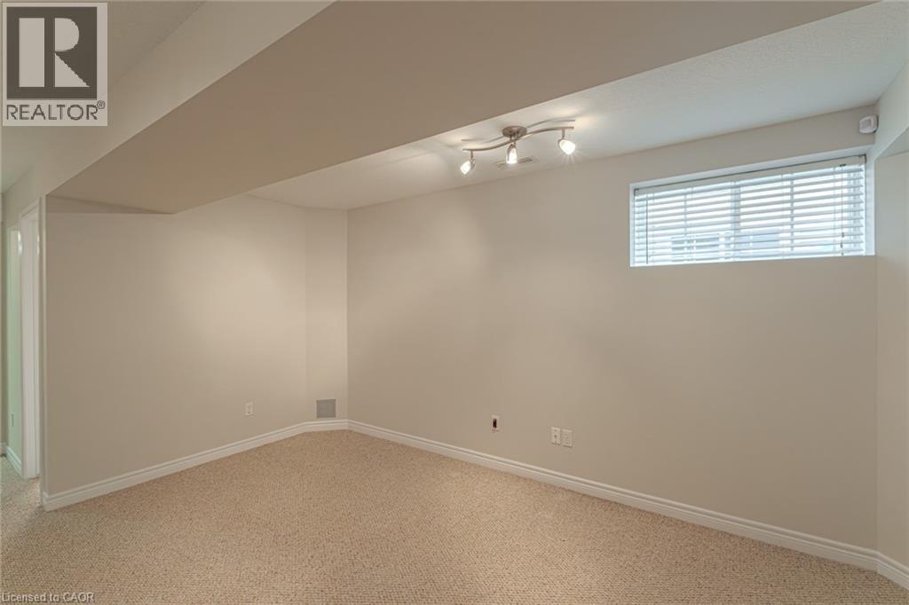 Photo 9 of 18 Sunnycroft Court, Waterdown ON