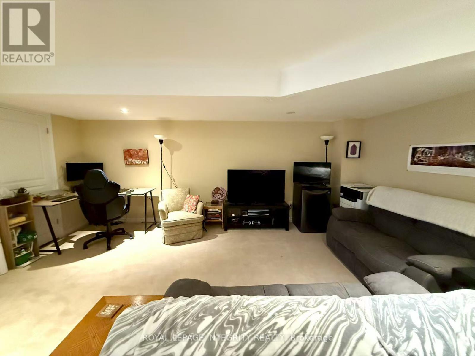 Photo 3 of 1029 Ottenbrite Crescent, Ottawa ON