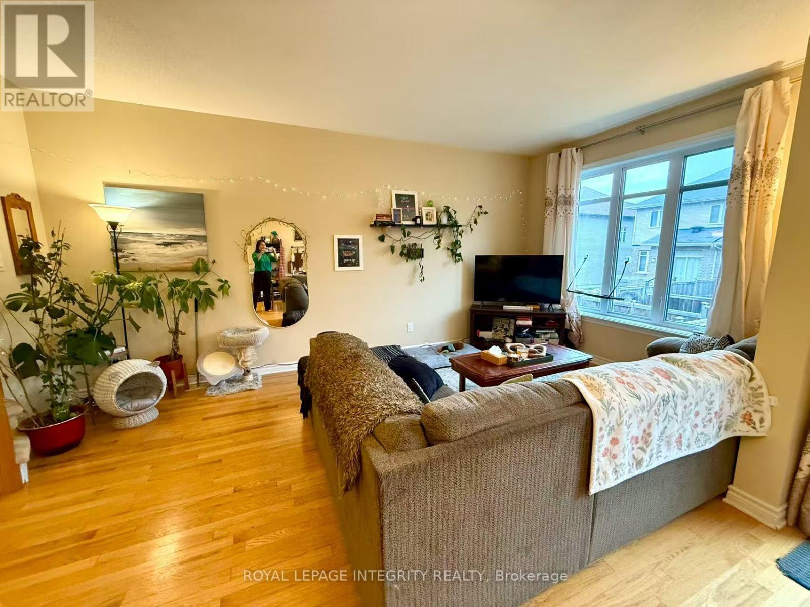 Photo 10 of 1029 Ottenbrite Crescent, Ottawa ON