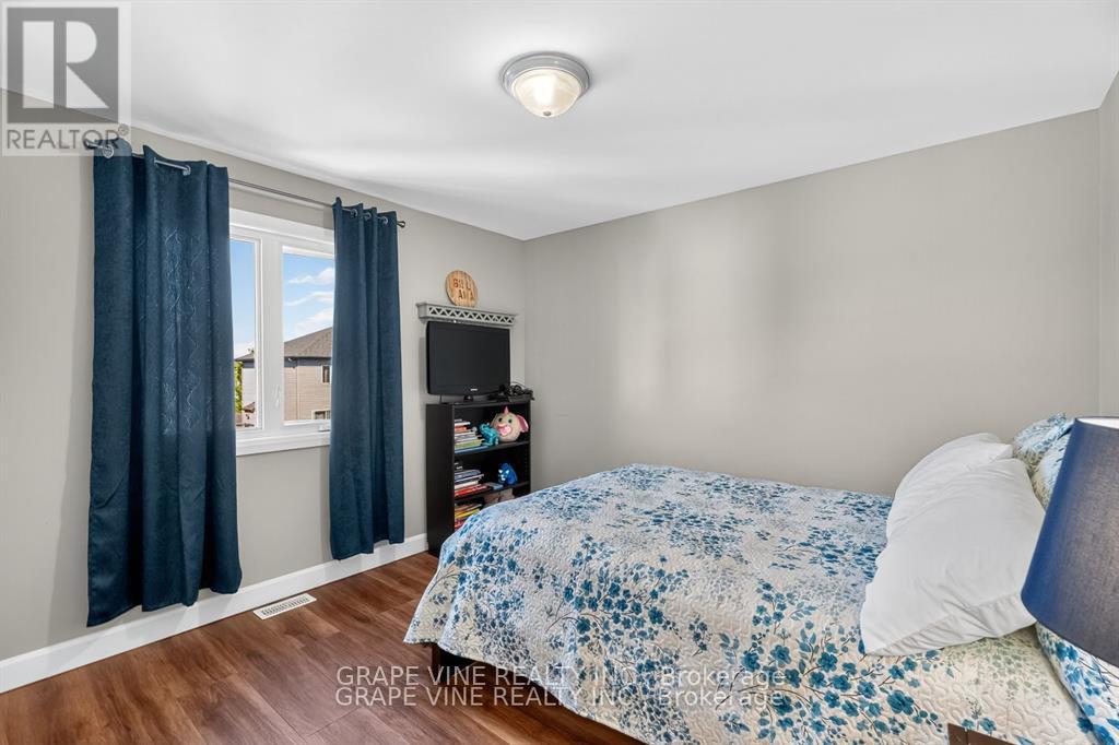 Photo 16 of 414 Provence Avenue, Russell ON