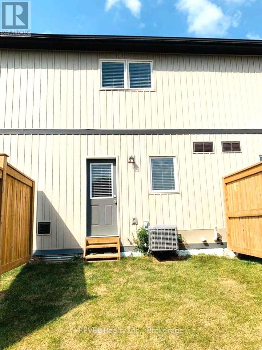 Photo 3 of 78 7768 Ascot Circle, Niagara Falls ON