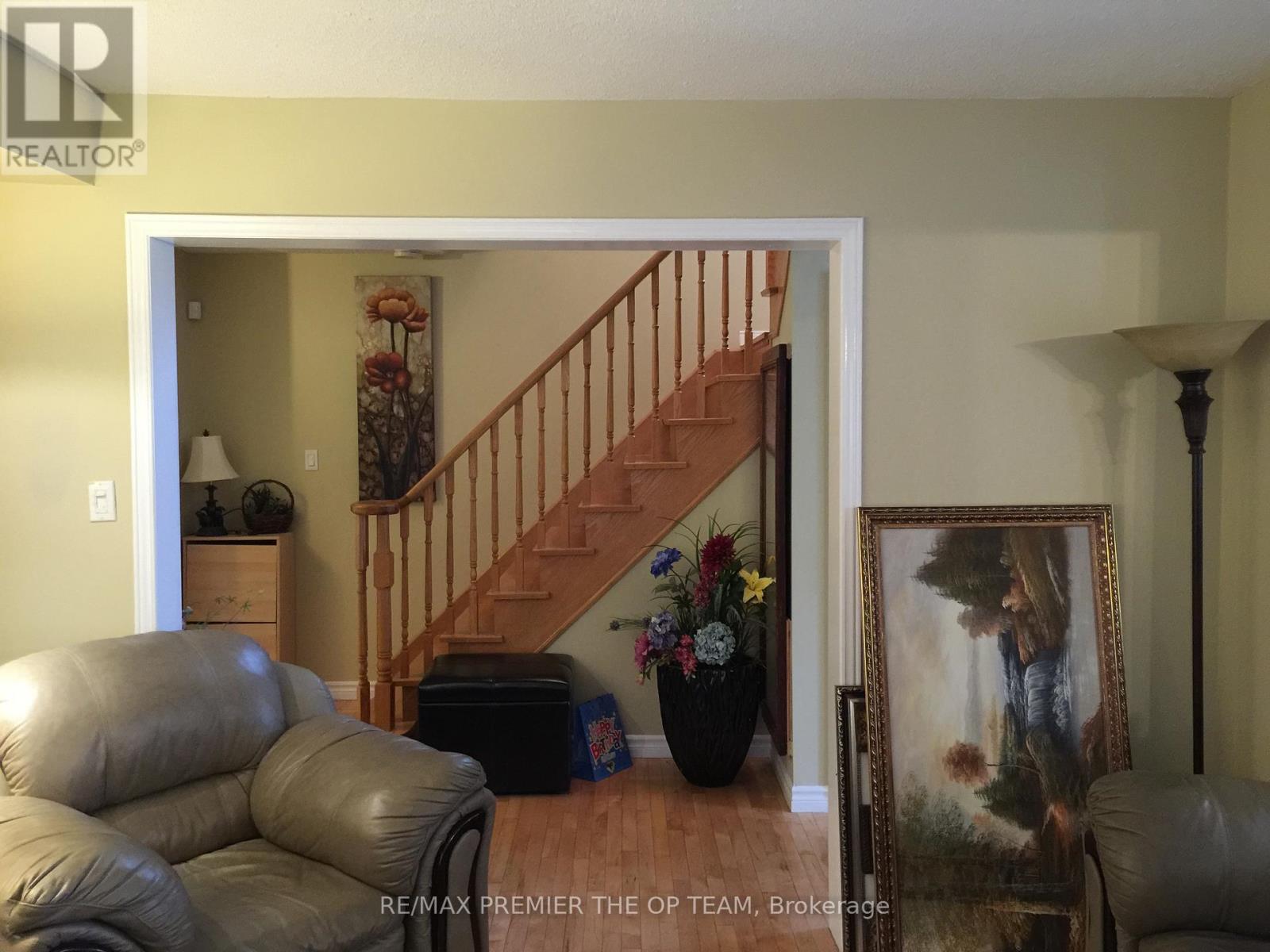 Photo 11 of 21 Pentland Crescent, Vaughan ON