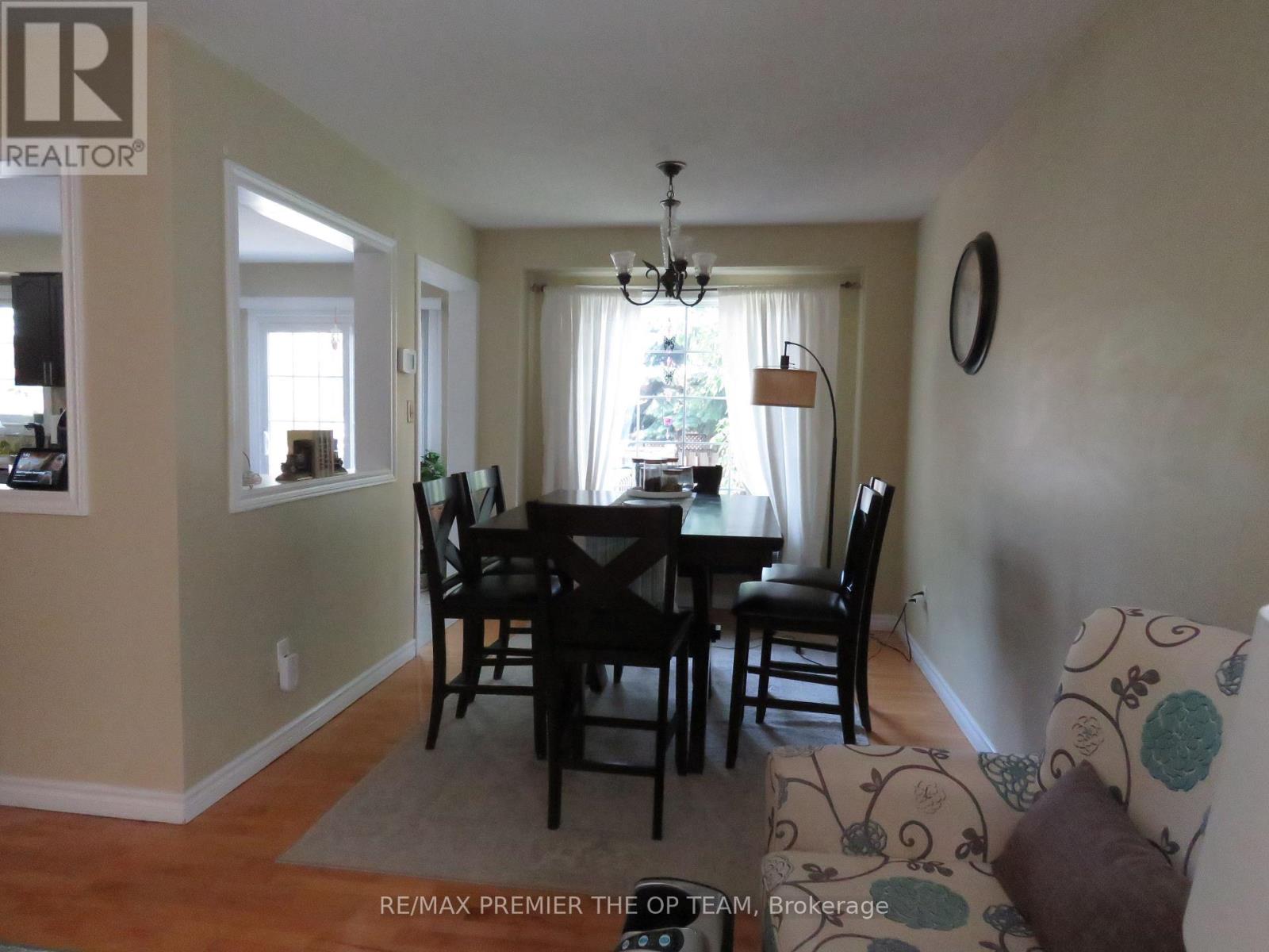 Photo 14 of 21 Pentland Crescent, Vaughan ON