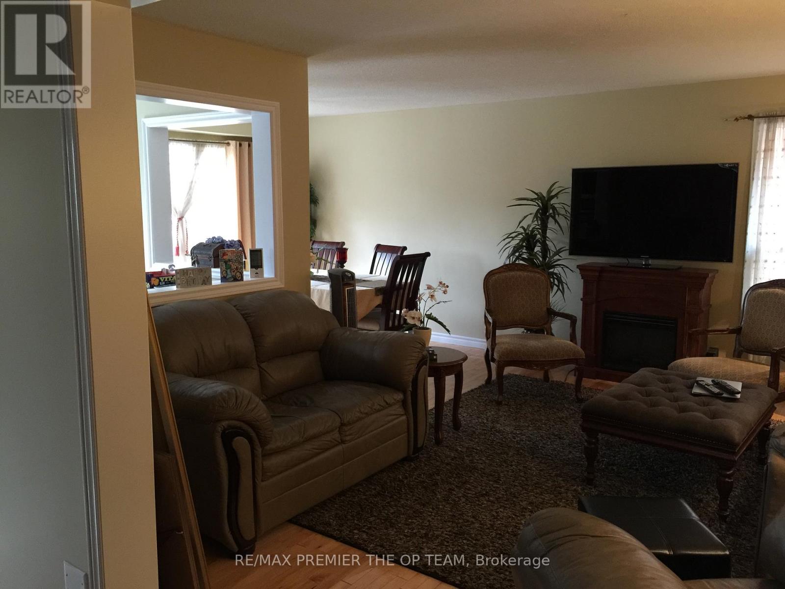 Photo 4 of 21 Pentland Crescent, Vaughan ON