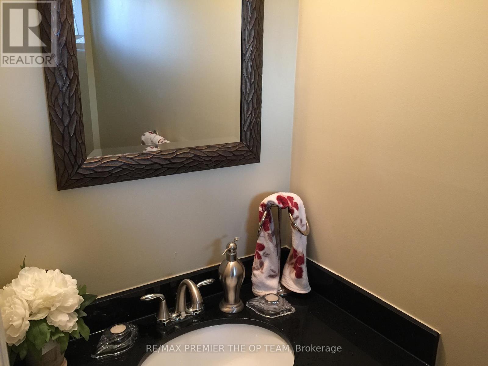 Photo 5 of 21 Pentland Crescent, Vaughan ON