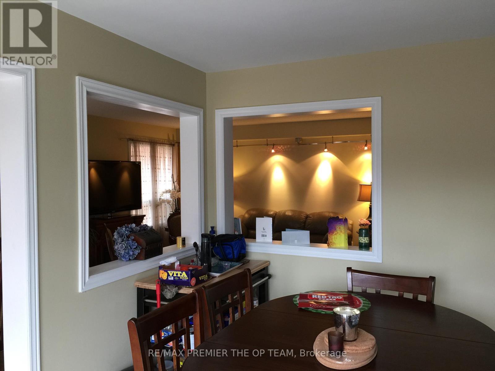 Photo 8 of 21 Pentland Crescent, Vaughan ON