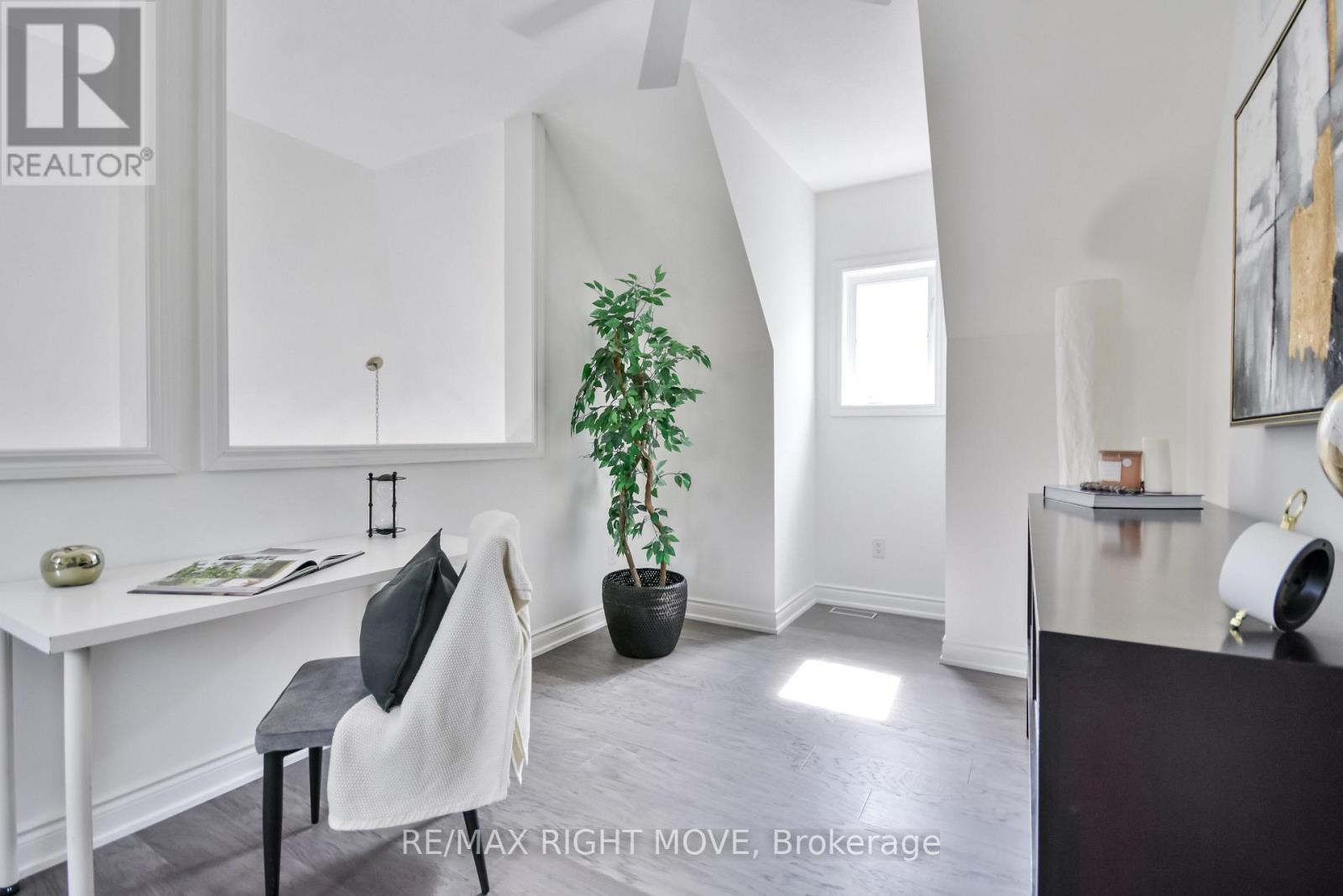Photo 5 of 28 10 Invermara Court, Orillia ON