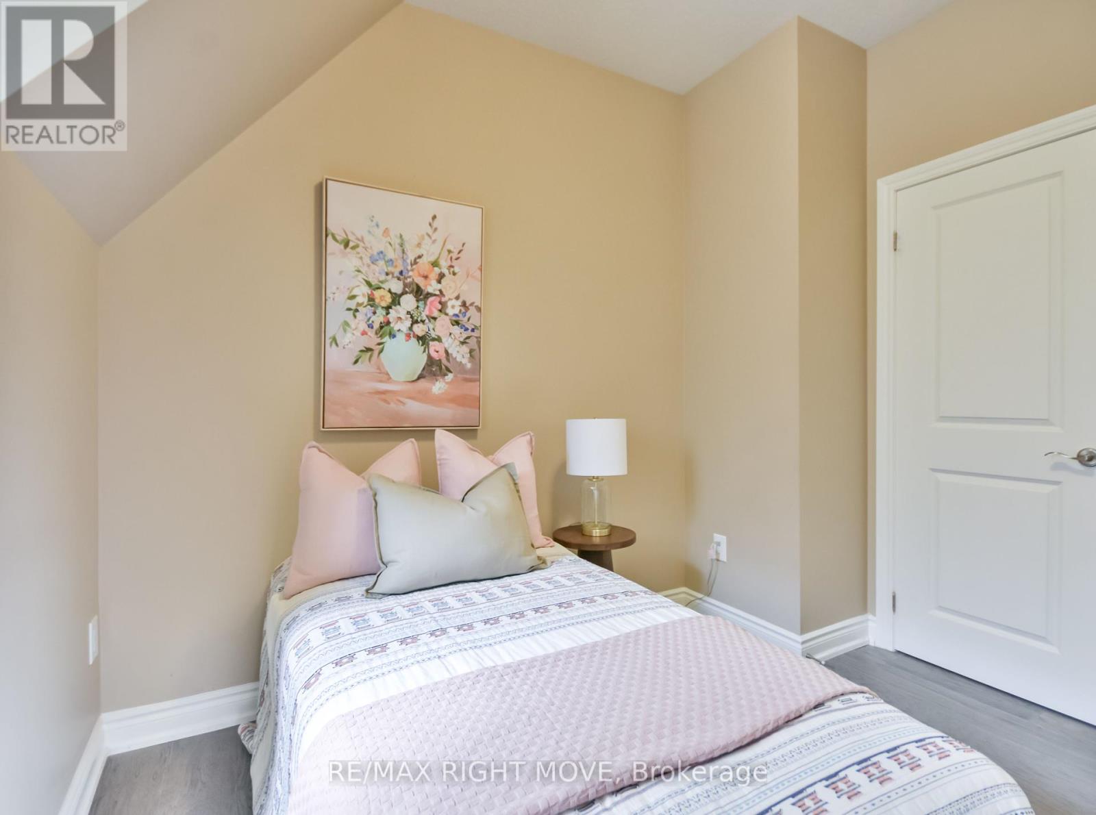 Photo 9 of 28 10 Invermara Court, Orillia ON
