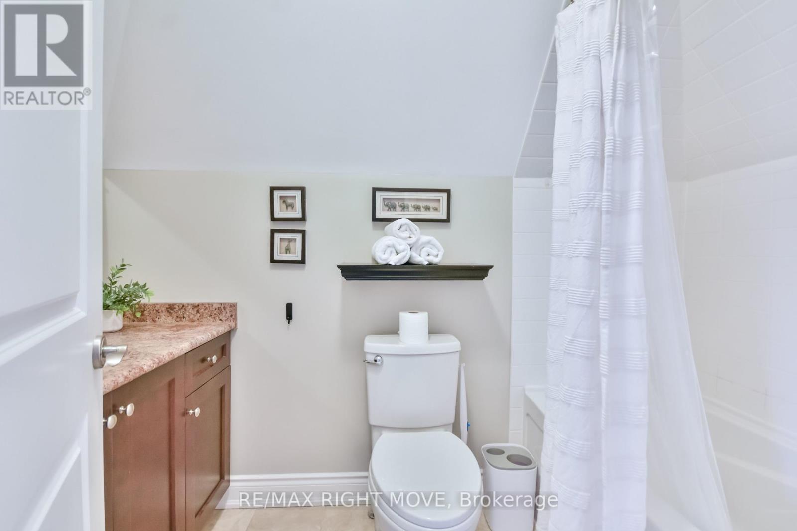 Photo 10 of 28 10 Invermara Court, Orillia ON