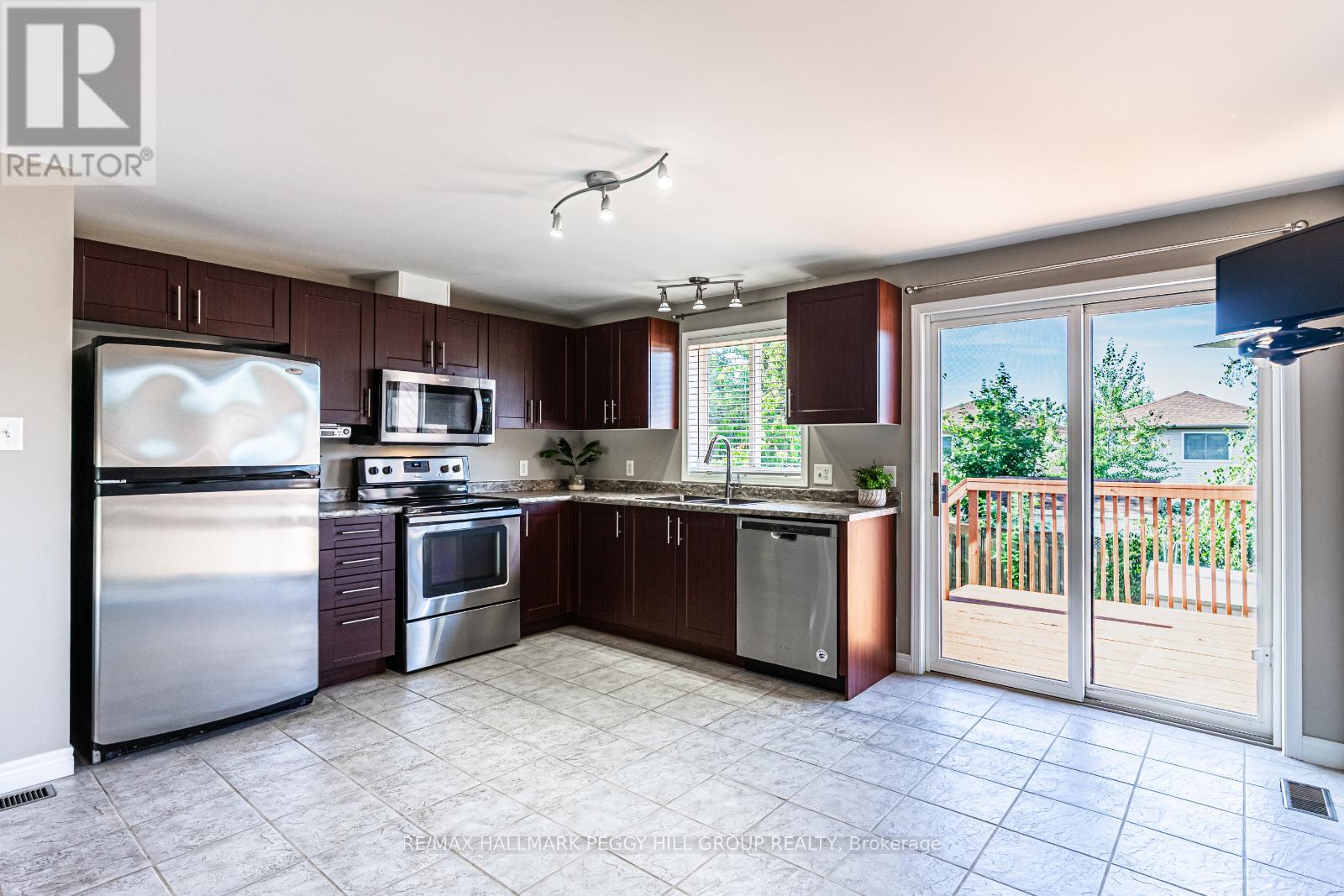 Photo 3 of 261 Mapleton Avenue, Barrie ON
