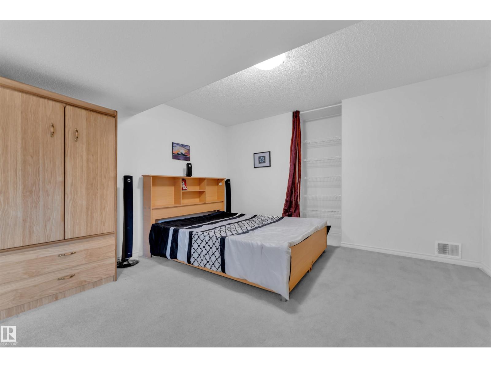Photo 10 of 3139 24 Av Nw, Edmonton AB