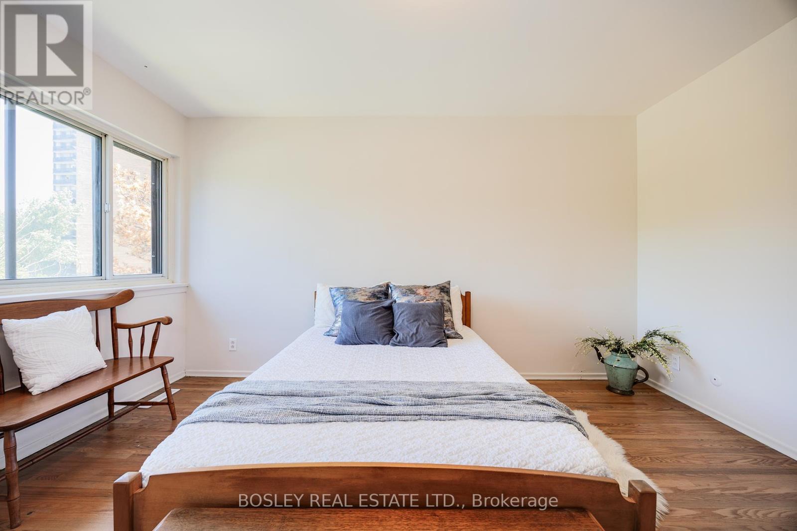 Photo 21 of 60 4345 Bloor Street W, Toronto ON