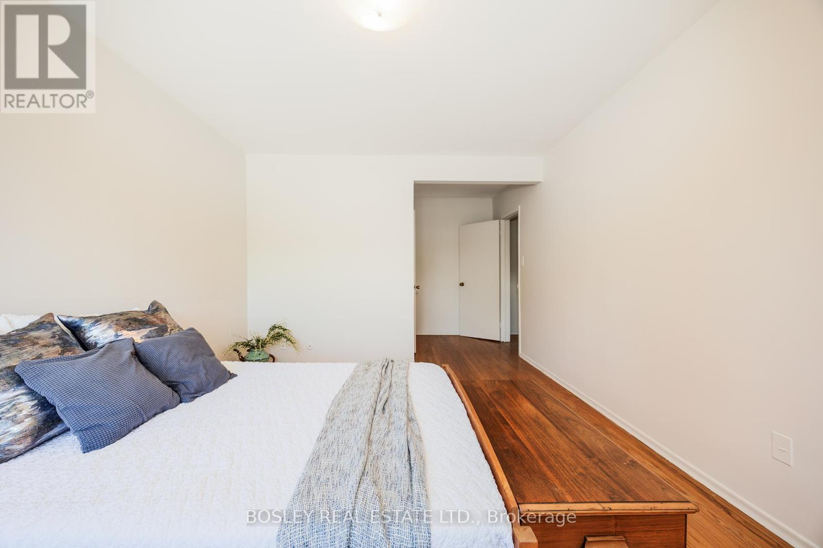 Photo 24 of 60 4345 Bloor Street W, Toronto ON