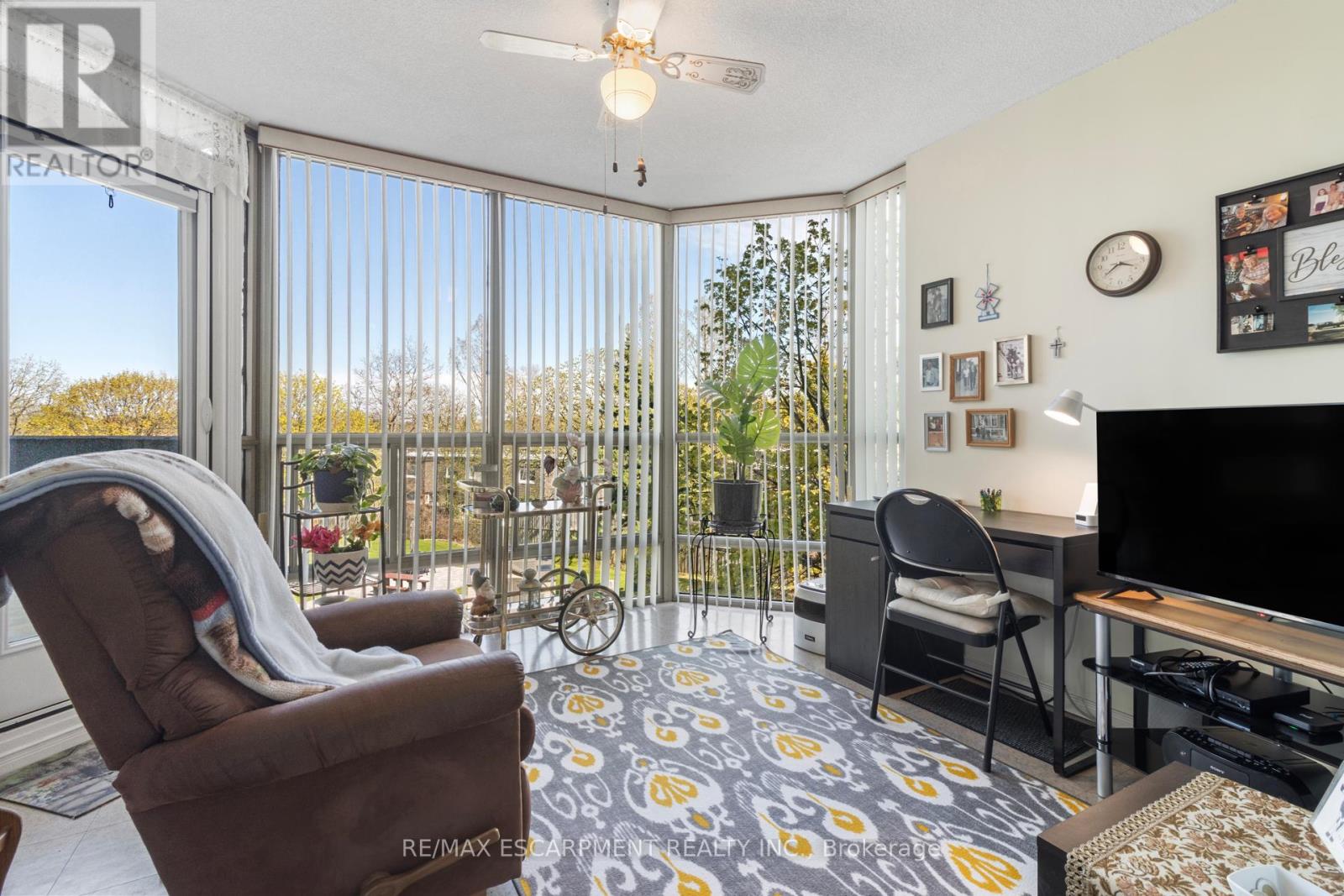 Photo 19 of 302 5070 Pinedale Avenue, Burlington ON