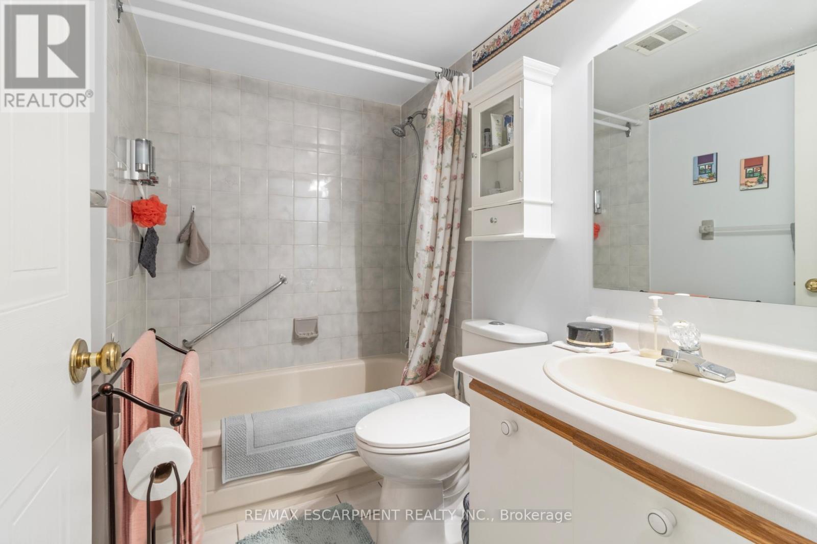 Photo 2 of 302 5070 Pinedale Avenue, Burlington ON