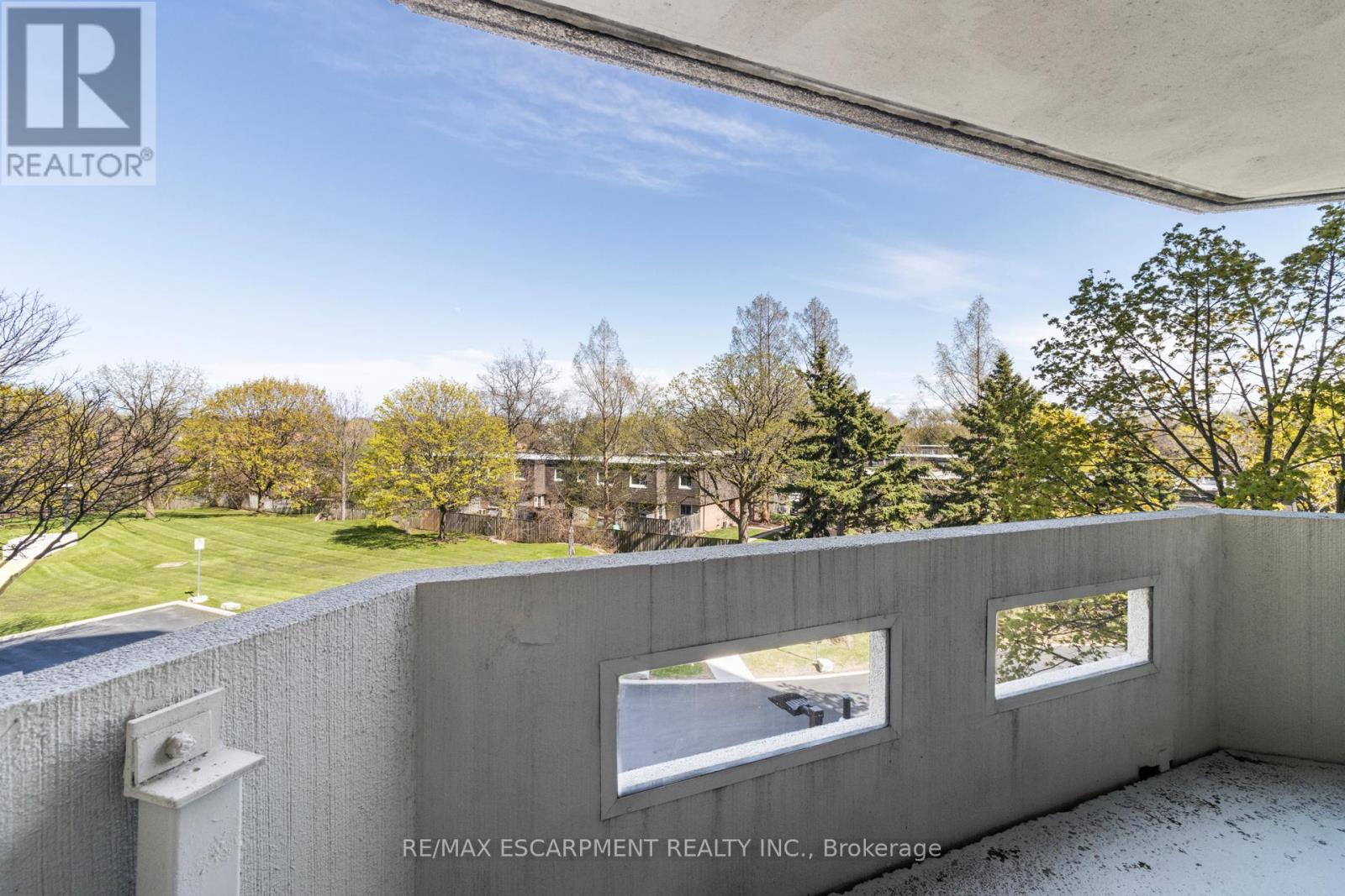 Photo 1 of 302 5070 Pinedale Avenue, Burlington ON