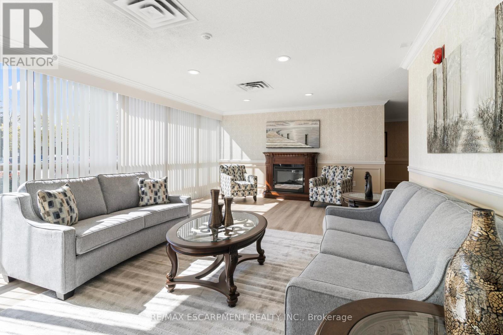 Photo 3 of 302 5070 Pinedale Avenue, Burlington ON