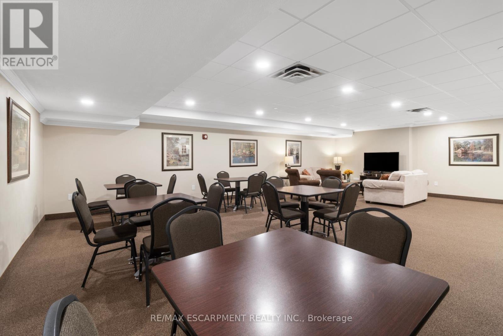 Photo 10 of 302 5070 Pinedale Avenue, Burlington ON