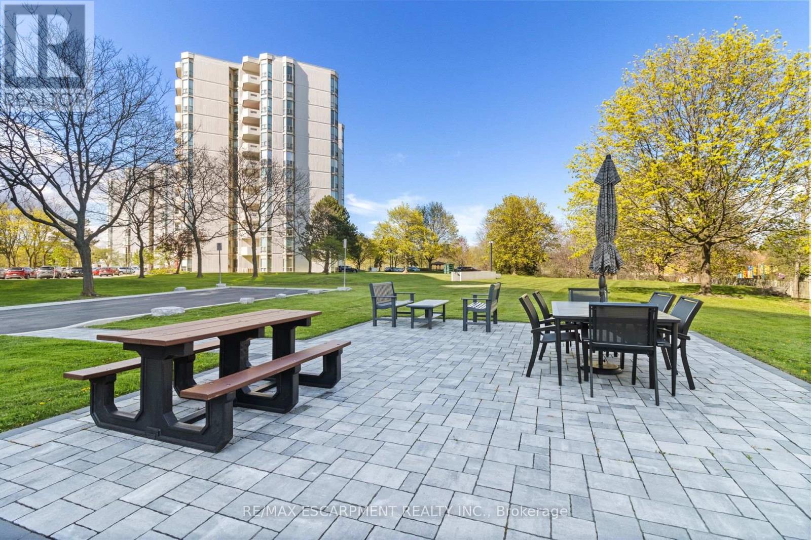 Photo 11 of 302 5070 Pinedale Avenue, Burlington ON