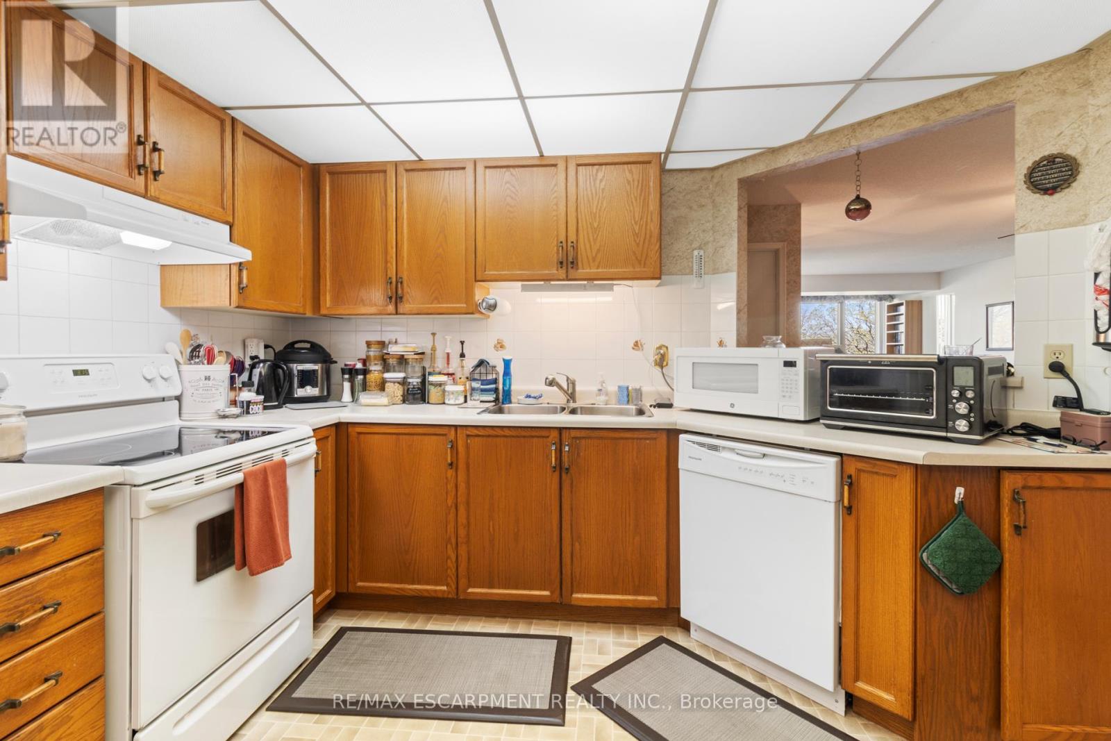 Photo 4 of 302 5070 Pinedale Avenue, Burlington ON
