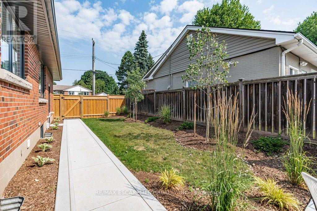 Photo 40 of 877 Condor Drive, Burlington ON