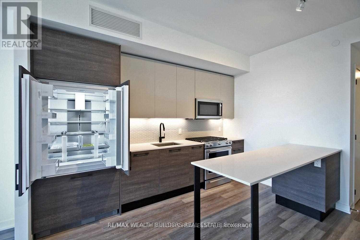 Photo 4 of 511 2118 Bloor Street W, Toronto ON