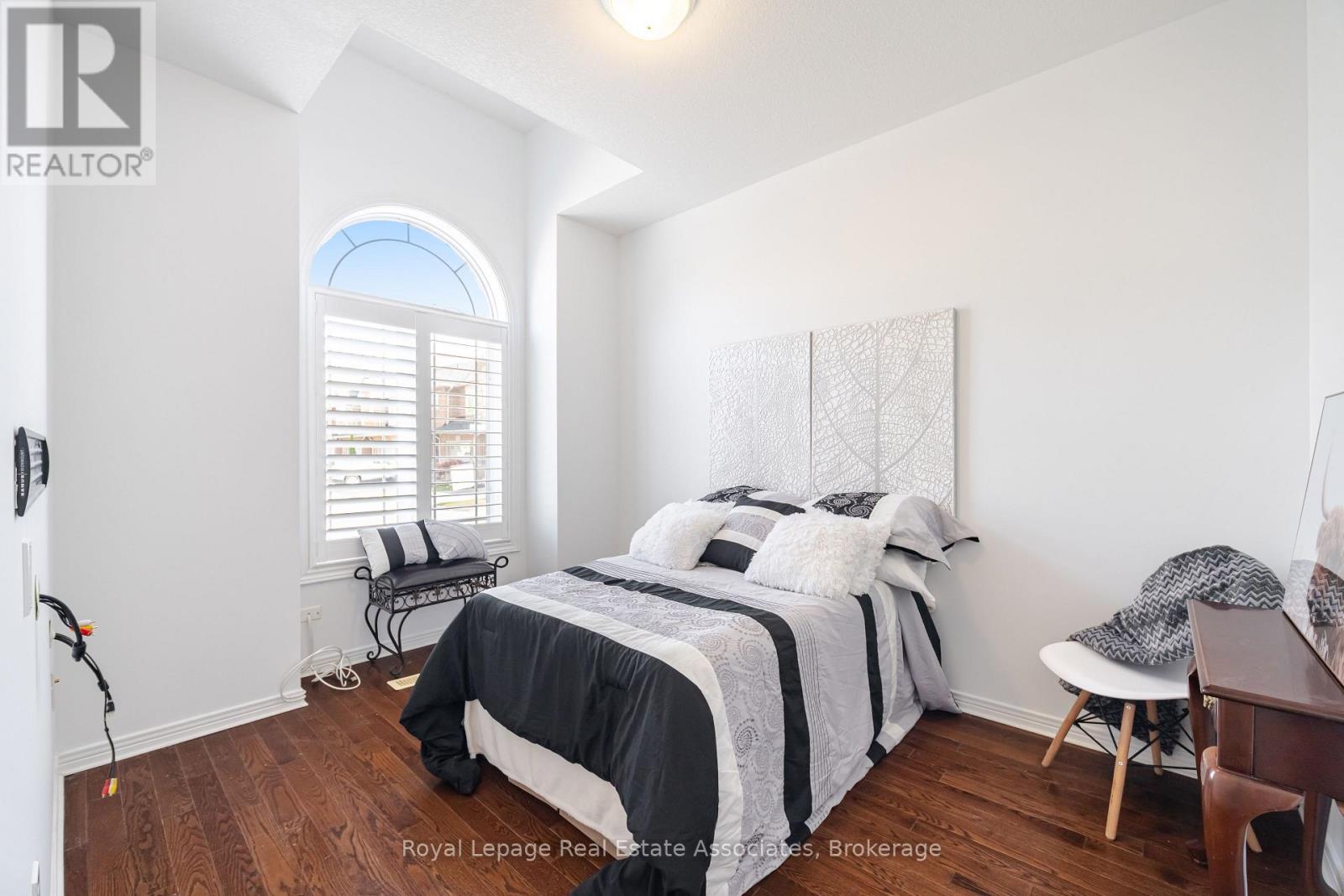 Photo 7 of 10 Cornflower Crescent, Hamilton ON