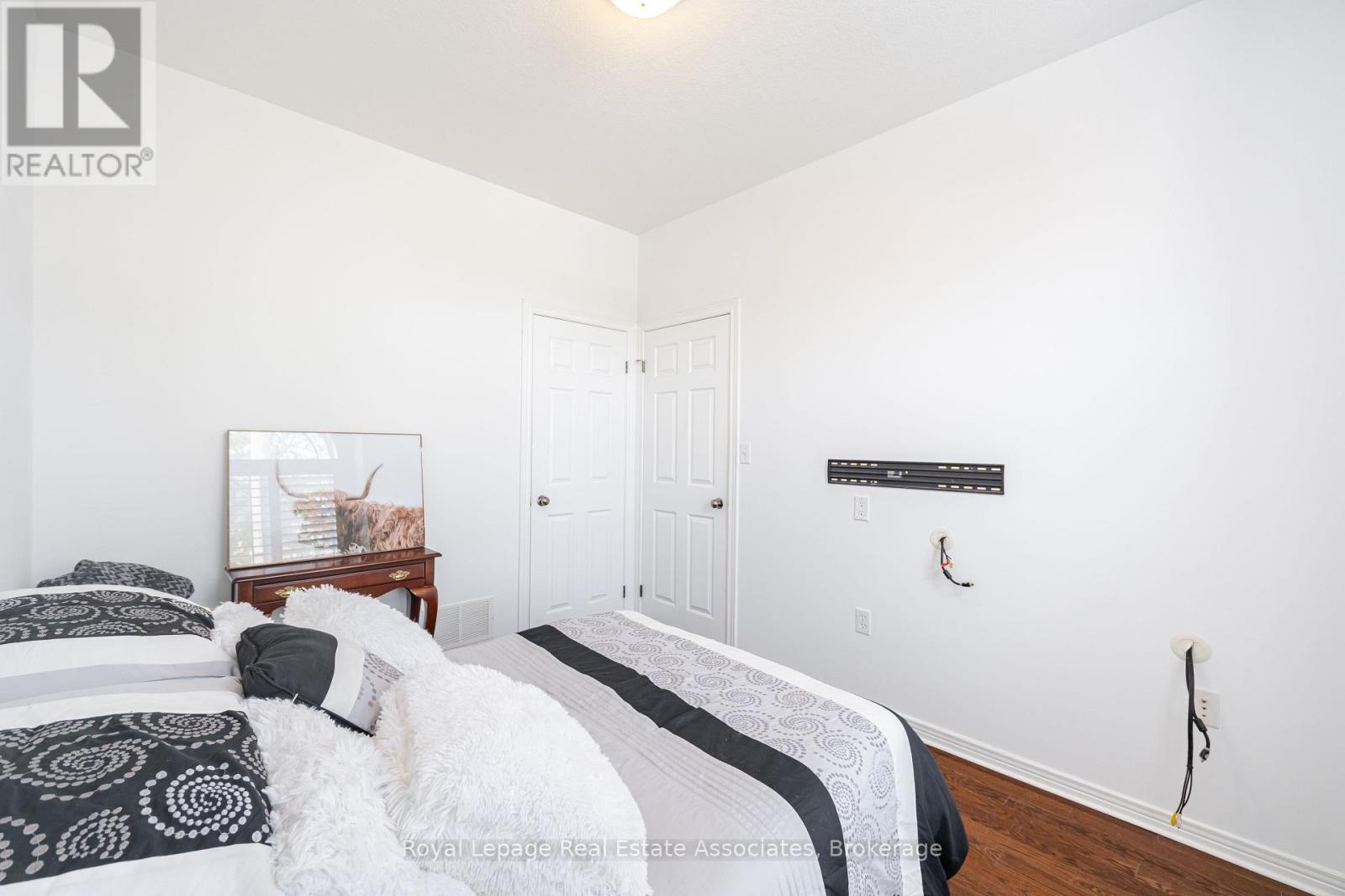 Photo 2 of 10 Cornflower Crescent, Hamilton ON
